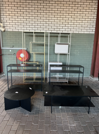 Diverse stellingkasten en salontafels